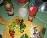 Foto langkah ke 2 dari resep Cumi Asin Tiram Cabai Hijau.