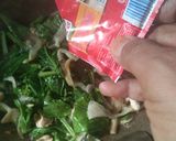 Foto langkah ke 5 dari resep Cah sawi jamur.