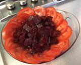 Une image de l'étape 4 de Salade de betteraves rouges marinées aux tomates et feta.