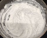 A picture of step 2 of Italian pizza.