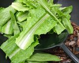 A picture of step 4 of Romaine lettuce with fried dace and black bean.