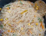 A picture of step 5 of Stir fry spaghetti.