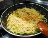 Foto del paso 3 de la receta: Spaguettis salteados con verduras y huevo
