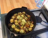 Une image de l'étape 8 de Duo de pommes de terre sautées à l ail et persil.