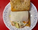 Foto del paso 2 de la receta Bocata de pan de cristal, con aguacate, huevo, pollo, y queso de cabra