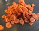 Une image de l'étape 2 de Pommes de terre grenailles et carottes rôties à l ail,cumin et herbes de Provence.