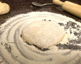 Foto del paso 6 de la receta: Masa de pizza fina y crujiente (sin levadura)