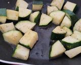 Foto del paso 1 de la receta: Calabacín salteado con queso y hamburguesa