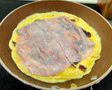 Foto del paso 3 de la receta: Roll de tortilla rellena de dúo de jamón y cebolla