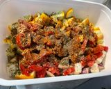 Une image de l'étape 8 de Travers de porc marinés aux courgettes jaunes, aubergine graffiti et tomates.