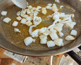 Foto del paso 5 de la receta: Fideuà con gambas y sepia🦐