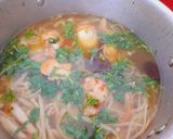 Hình bước làm 2 của món Canh hải sản nấu nấm