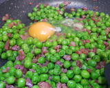 Foto del paso 4 de la receta: Revuelto de guisantes con jamón