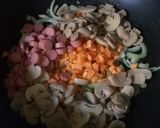 Foto langkah ke 3 dari resep Sup Cream Jamur Sosis.