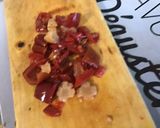 Une image de l'étape 4 de Salade de tomates cerises aux pickles, olives et feta.