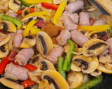 Foto del paso 3 de la receta: Salchichas salteadas con pimientos, calabacín y champiñones