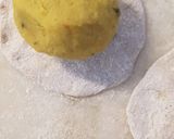 A picture of step 5 of Aloo paratha.