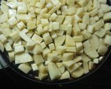 Foto del paso 2 de la receta: Dados de pollo con crema de verdeo y papas