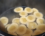 Foto del paso 2 de la receta: Girasoles de pasta fresca rellenos de setas y trufa