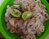 Foto langkah ke 2 dari resep Kulit ayam goreng bawang Bombay sambal bawang.