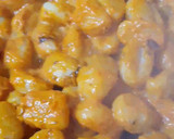 Foto del paso 4 de la receta: Ñoquis al pesto rojo con pechuga de pollo marinada en salsa de champiñones con espinacas