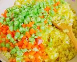 Hình bước làm 3 của món Cơm chiên trứng,lạp xưởng,xúc xích và rau củ