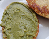 Foto del paso 5 de la receta: Mollete de burger de pollo con hummus y guacamole