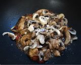Foto langkah ke 7 dari resep Ayam Jamur Teriyaki.
