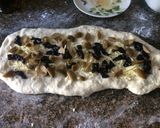 Foto del paso 3 de la receta: Rosca (pan) de tomate y aceituna (fácil)