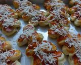 Foto langkah ke 7 dari resep Pizza Cutterpillar Bread.