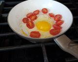 A picture of step 2 of Egg 🥚 with tomatoes 😋.