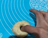 Foto langkah ke 4 dari resep Donat Maizena.