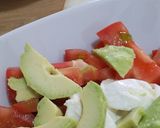 Foto del paso 4 de la receta: Ensalada de Burrata, aguacate, tomate y cebolla