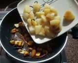 A picture of step 4 of Khatti meethi Aam aloo ki sabji.