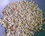 Hình bước làm 2 của món Cháo hến nấm rơm rau đắng