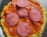 Foto del paso 6 de la receta: "Pizza" con base de coliflor al sartén de salchicha, queso y tomate🧀🍅🥫🍕