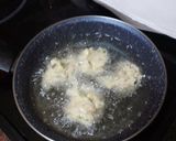 Foto del paso 9 de la receta: Buñuelos de puré de papas, abadejo, palitos de cangrejo y cebolla sofrita con ensalada