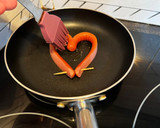 Foto del paso 3 de la receta: Corazoncitos de Frankfurt y tortilla