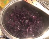 Burgonya ágyon sült hurka-kolbasz, párolt lilakáposztával recept fázis 3 fotója