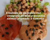 Foto del paso 7 de la receta: Ensalada de garbanzo con vinagreta de miel y mostaza, salmón ahumado y hummus