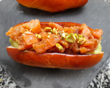 Foto del paso 8 de la receta: Brioche de tartar de salmón marinado y aguacate