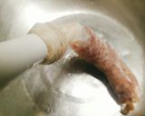 Hình bước làm 2 của món Lạp xưởng hồ lô