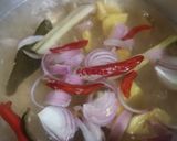 Gambar langkah 2 resipi Tom Yam Putih Jernih Seafood & Nanas.
