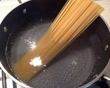 Foto del passaggio 3 della ricetta Spaghetti allo zafferano con filetti di acciughe, datterini gialli confit e noci