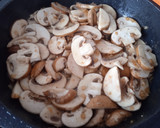 Foto del paso 5 de la receta: Muslitos de pollo en salsa con setas portobello