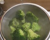 A picture of step 3 of Salmon with broccoli (Losos s brokoličkou).