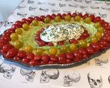 Une image de l'étape 11 de Salade de concombre, courgette râpée, oignon rouge, tomates cerises et burrata au persil.