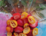 Foto del paso 1 de la receta: Batido de fresas, kumquats y hierbabuena 🍓🍊🍃