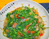 Foto langkah ke 5 dari resep Tumis Kangkung Saos Tiram #dapurelbeweek16.