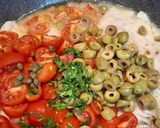 Foto del passaggio 3 della ricetta Pesce persico con pomodorini e olive